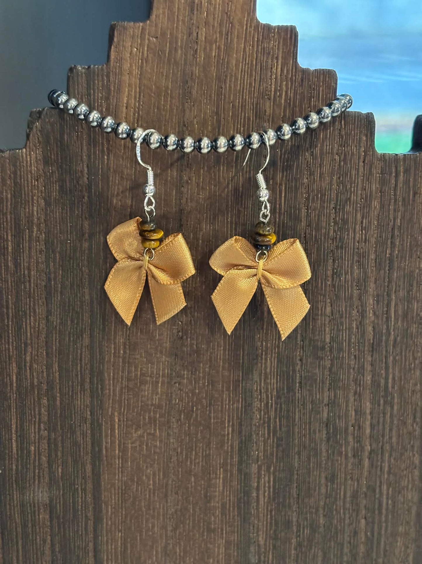 Bow earrings with gemstones