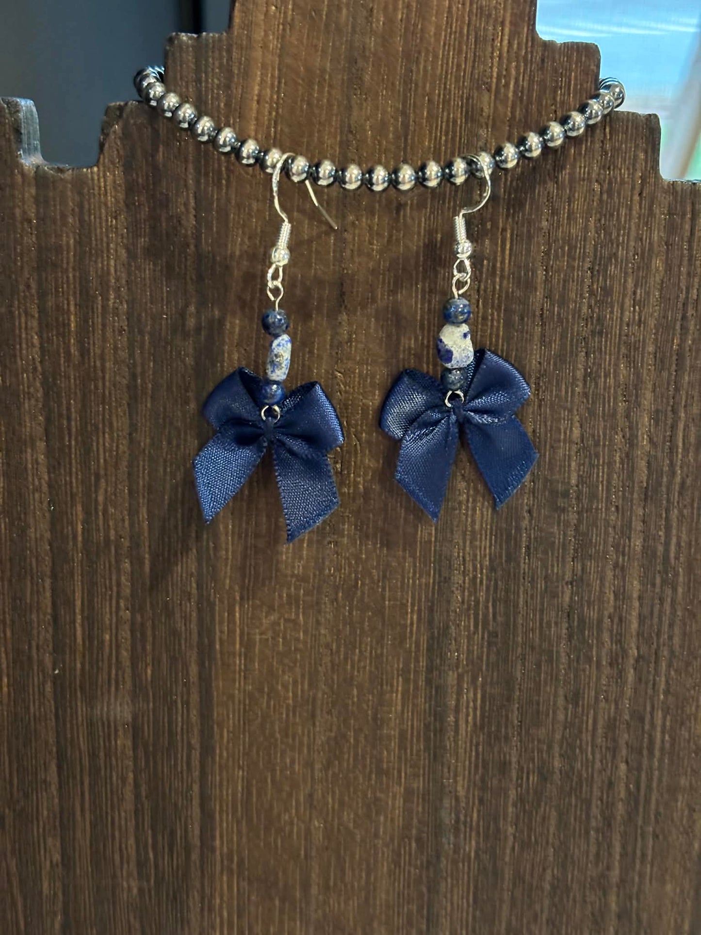 Bow earrings with gemstones